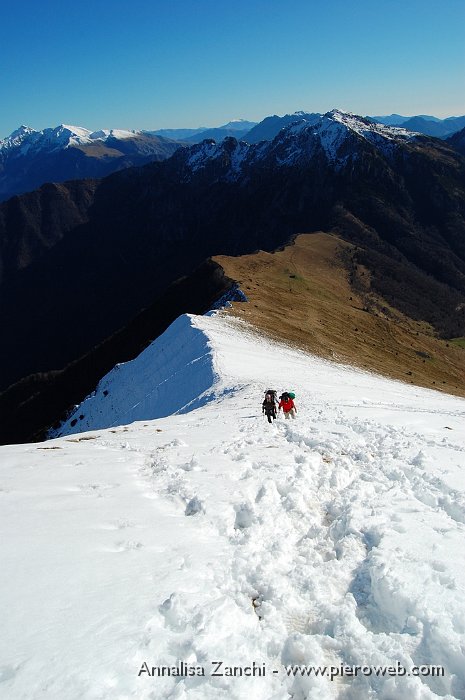 30 In discesa verso il passo Baciamorti.JPG